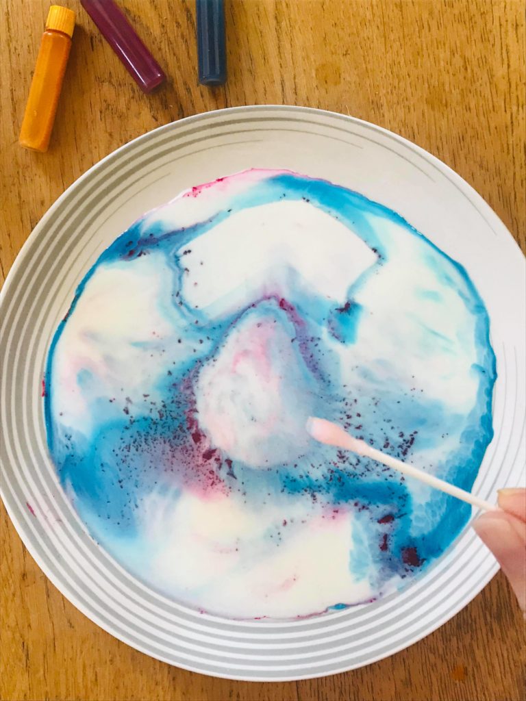 Expérience du lait magique pour enfant