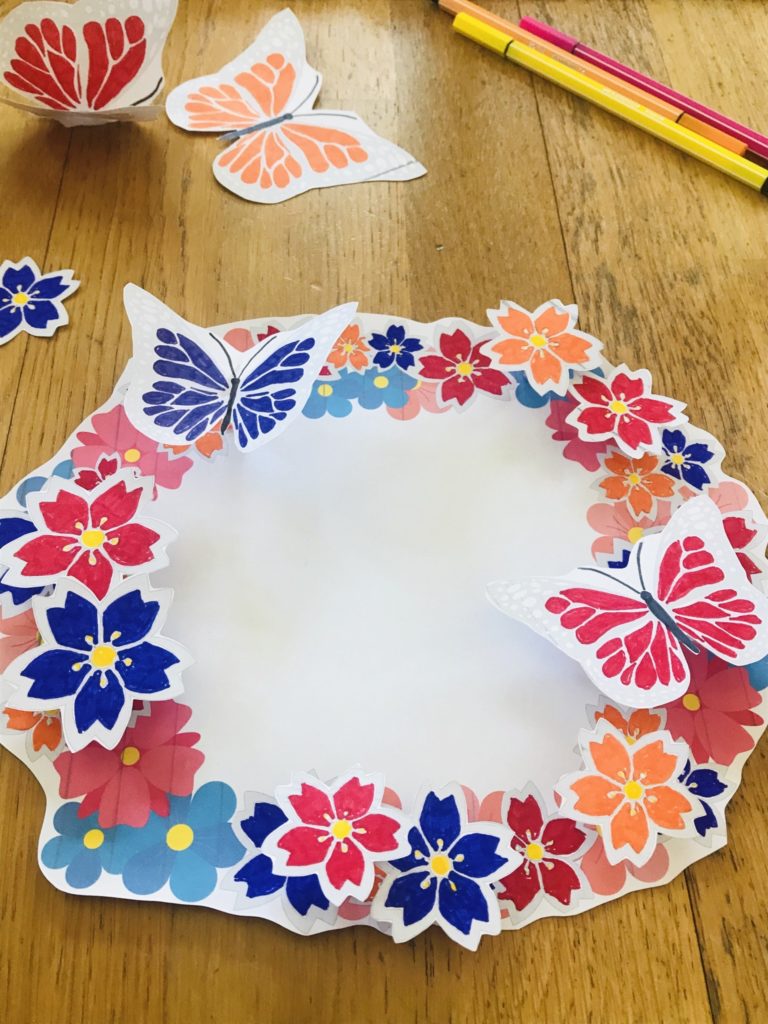 Couronne de fleurs à colorier pour enfant
