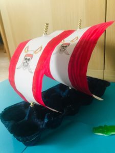 Bateau pirate en boite d'oeuf